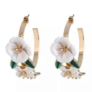 🤩 BRAND NEW White Flower Gold Hoops 🤩
